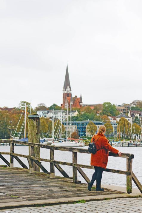 Die Phänomenta liegt direkt am Hafen. Auf dem Weg dorthin genießt du das Panorama der Stadt