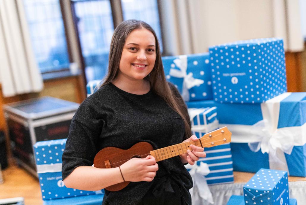 Talentierte Musikerin: Johanna Boye mit ihrer Ukulele