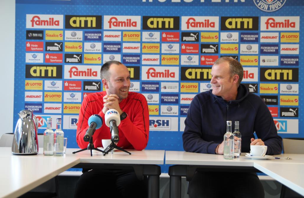 Trainer Ole Werner und Pressesprecher Wolf Paarmann bei der Pressekonferenz zum Auswärtsspiel beim 1. FC Nürnberg