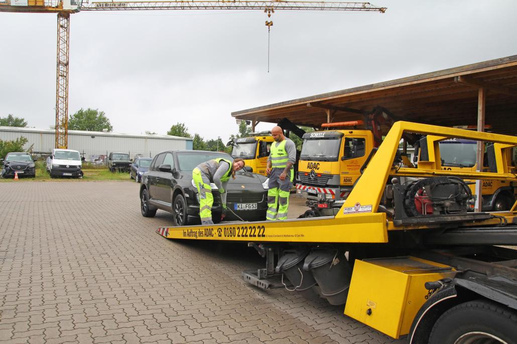 Endlich mal jemanden abschleppen:

Ganz in Neongelb hat sich Redakteurin Mirjam Stein einen Tag lang den Job eines professionellen Abschleppers angeschaut.