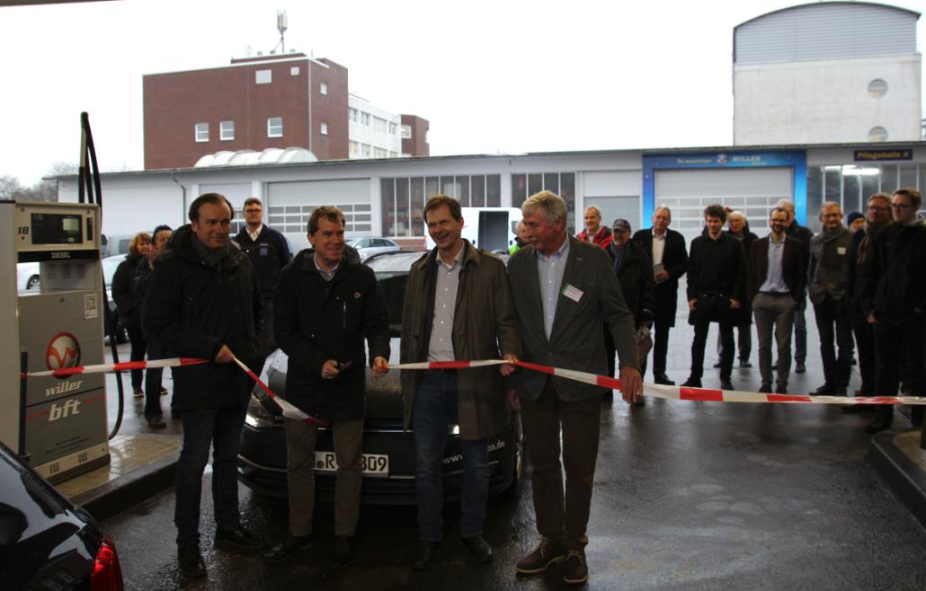 Axel Niesing (Geschäftsführer der Anton Willer GmbH &amp; Co KG), 
Oberbürgermeistert Ulf Kämpfer, Horst Seide (Biogasanlagenbetreiber) und Norbert Worth (klimaneutrale Mobilität in Kiel, v. l.) eröffnen die erste CNG-Tankstelle in Kiel
