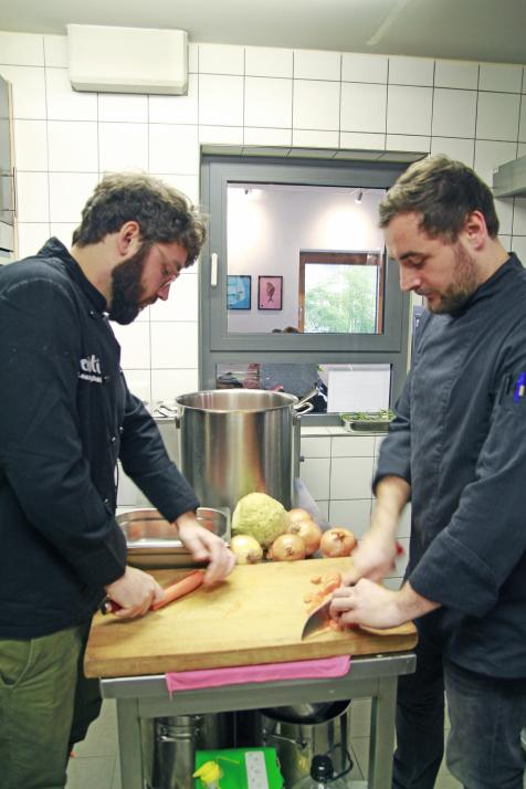 Kochen im inklusiven Restaurant:

Sebastian Schulten breitete im Freistil mit Küchenchef Tade Assel die Rinderbrühe vor.