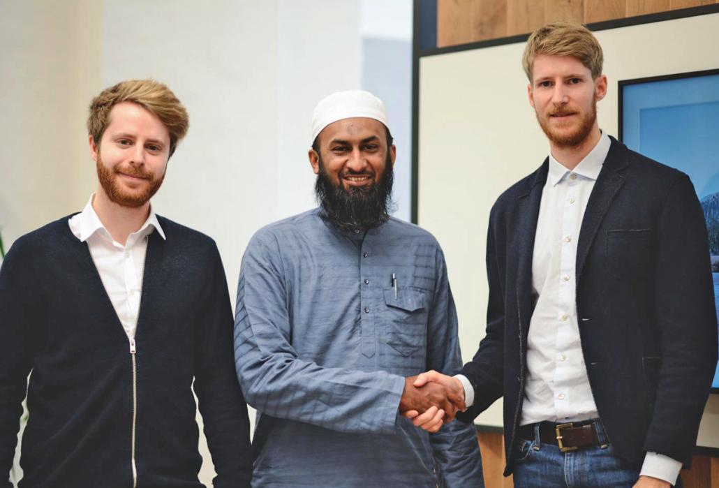 Shake Hands: Kjell und Leif Weibrecht (v. li.) einigen sich mit 
dem indischen Geschäftspartner auf eine weitere Zusammenarbeit