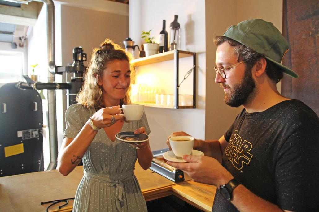 Kaffee ist eine Frucht:

Beim Kaffeeworkshop lernte die Redaktion, dass ein Kaffee deshalb auch genauso schmecken sollte.