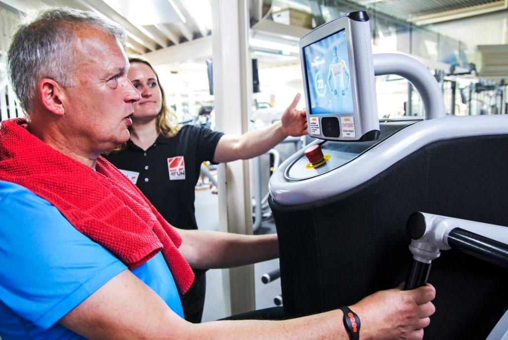 Fitness für Anfänger: Im Büroalltag ist Sport besonders wichtig. Deshalb hat sich Projektleiter Jörg Stoeckicht zeigen lassen, wie man richtig in Schwung kommt.