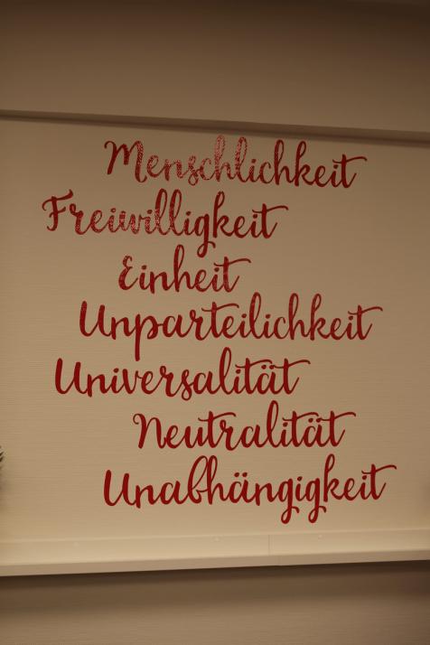 Jeder Mensch habe das Recht, Kleidung unter menschenwürdigen Bedingungen zu tragen, erläutert Hoffmeister das Konzept des Ladens