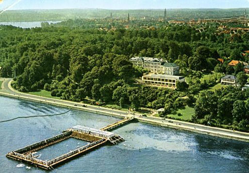 1957: Mitten im Wald, mit der Seebadeanstalt Düsternbrook im Vordergrund