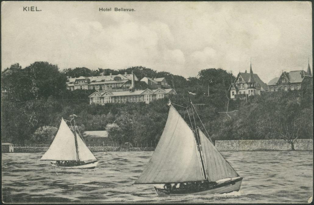 1910 bildet es die Kulisse für ein maritimes Postkartenmotiv