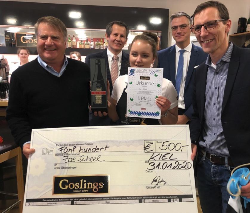 Malcolm Gosling Sr., Martin Staack, Hauke Petersen und Philipp Dornberger der (Kieler-Woche-Büro, v. li.) freuen sich mit Cocktail-Cup-Gewinnerin Zoe Scheel. 
