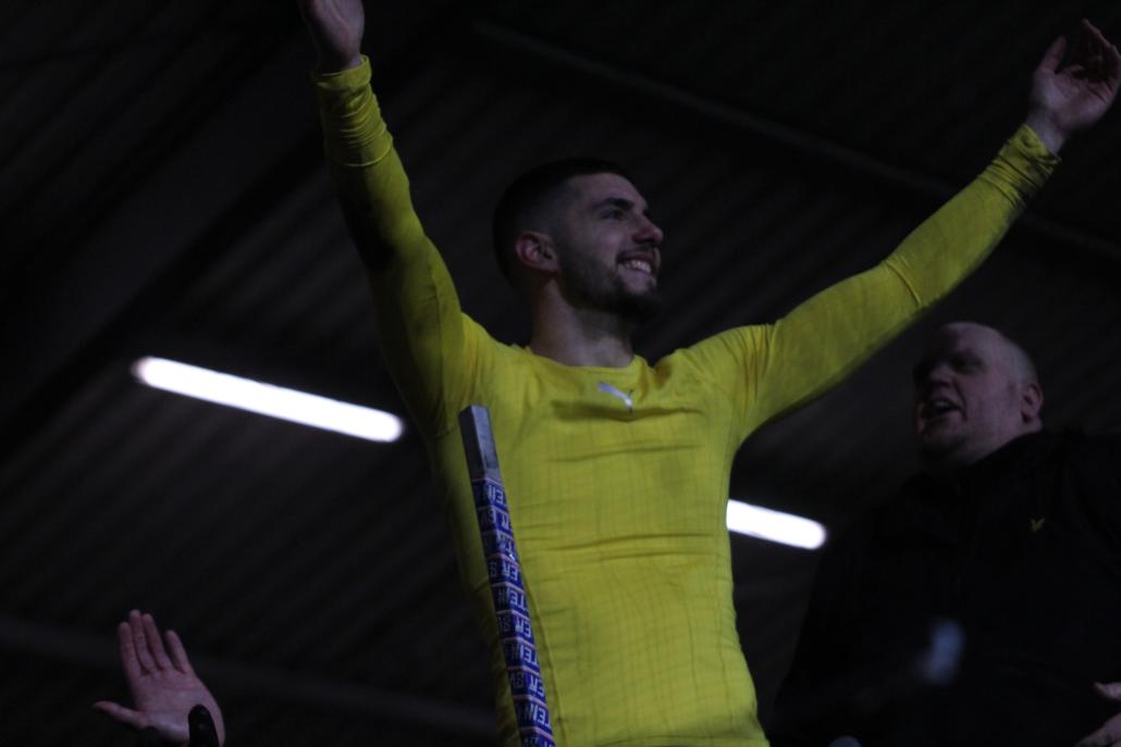 Matchwinner Ioannis Gelios: Nach dem Abpfiff kletterte der Torhüter auf den Zaun zu den Fans auf der Westkuve