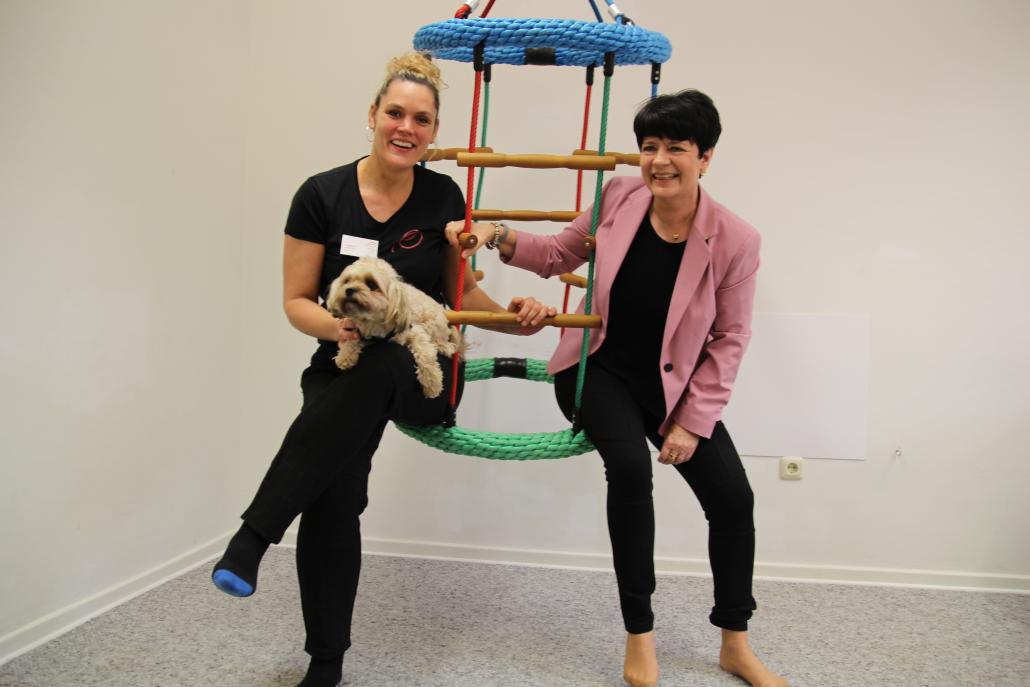 Carolin Möller und Christine Aschenberg-Dugnus (v. li.) im Therapiezentrum Kiel-Elmschenhagen