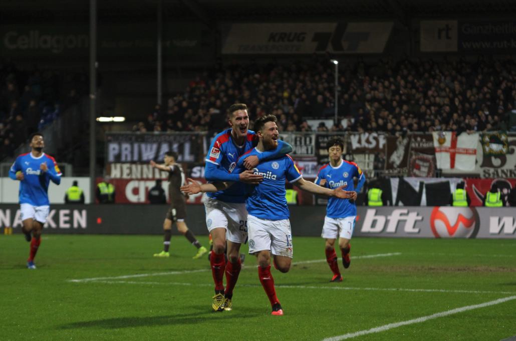 Holstein Kiel bezwingt den FC St. Pauli