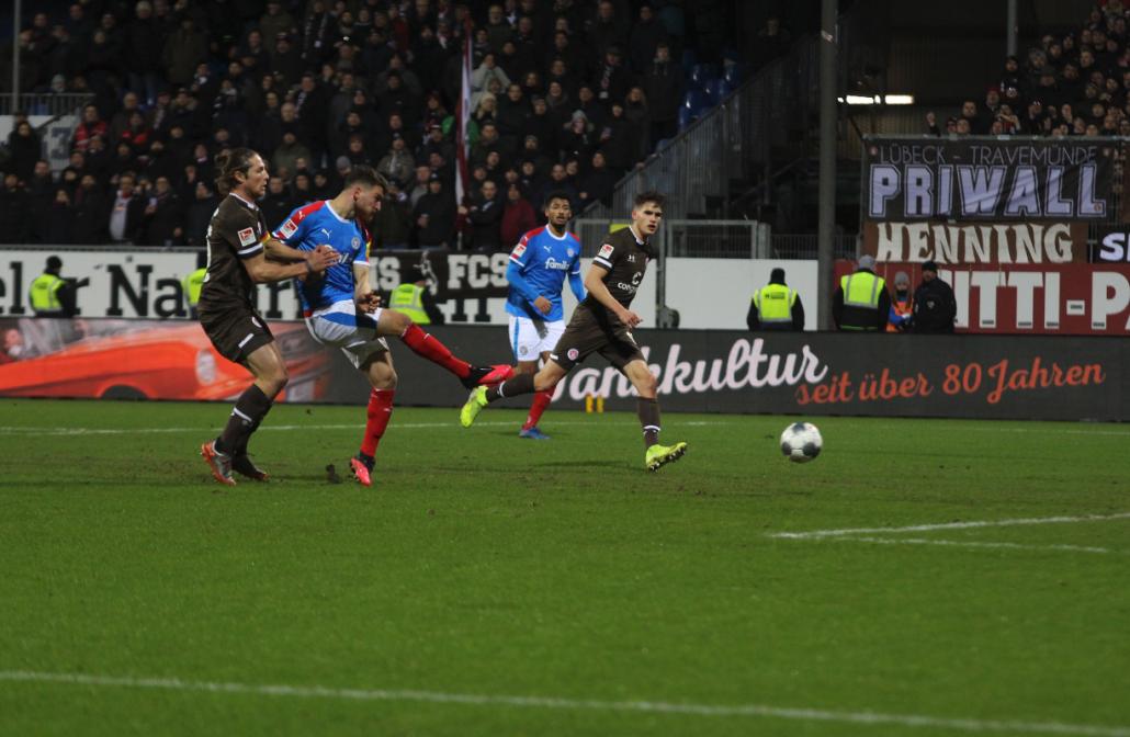 Salih Özcan schiebt den Ball ein zur 1:0 Führung gegen den FC St. Pauli