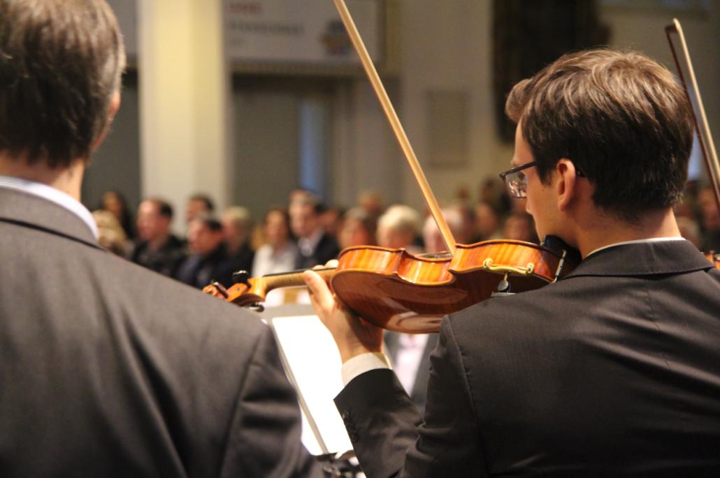Das Streicherensemble mit Ehemaligen der Kieler Gelehrtenschule spielte ein kurzes Konzert in der Nikolaikirche