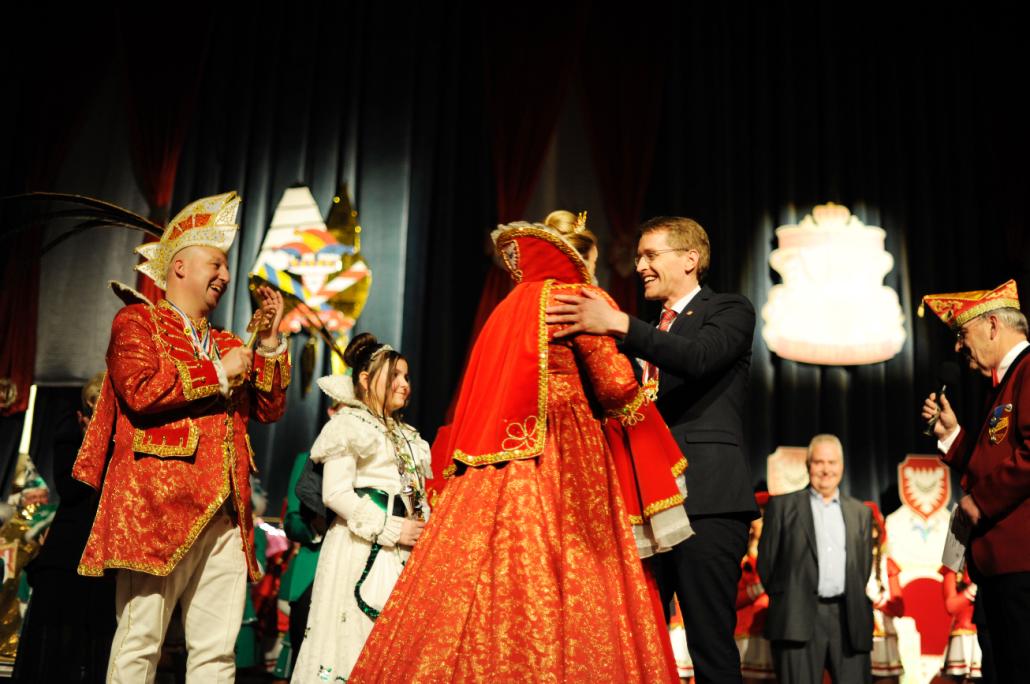Schleswig-Holsteins Ministerpräsident Daniel Günther gehörte zu der begeisterten Festgesellschaft zum 50. Jubiläum des Karnevals