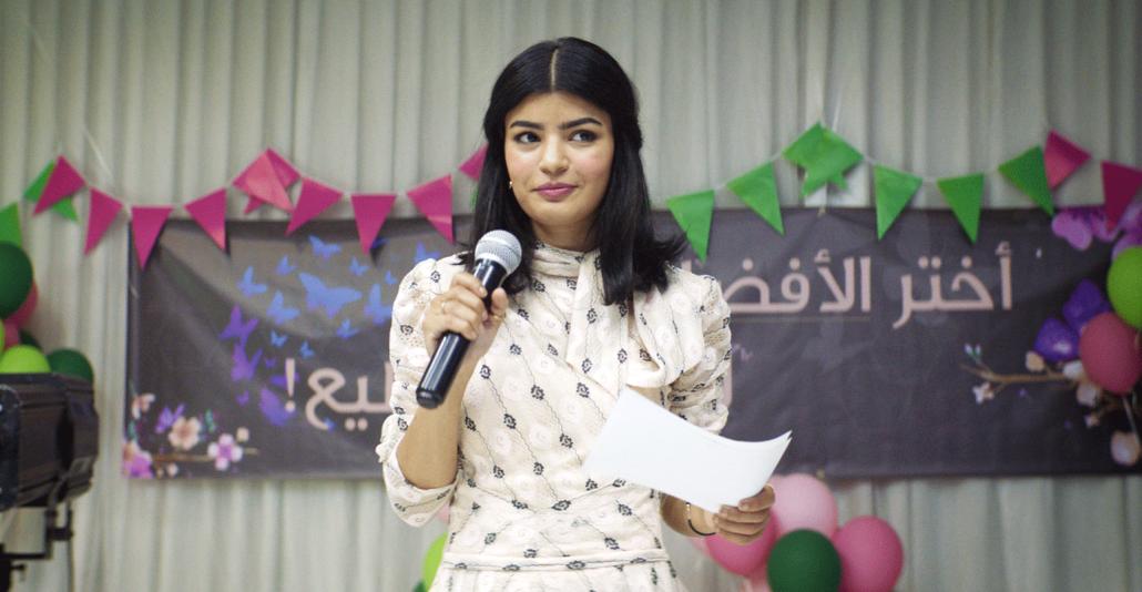 Die junge Ärztin Maryam (Mila Al Zahrani) präsentiert sich als neue Kandidatin für den Gemeinderat