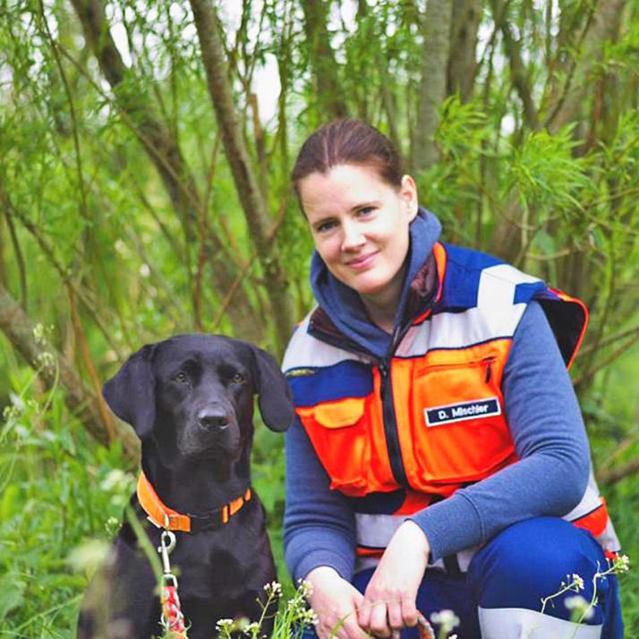 Ein starkes Team: Labrador-Hündin Nele und Ehrenamtlerin Dorothea Mischler