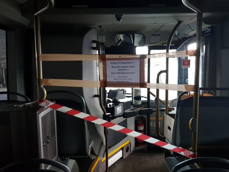 Ein Absperrband verhindert den Durchgang in den PAssagierinnenraum der Busse