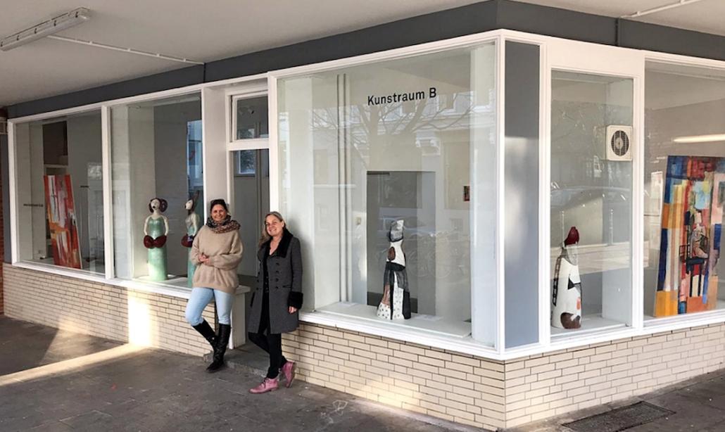 Uta Kalthoff und Maren Schwartzkopf (v. li.) stellen ihre Kunst für die Kieler im Schaufenster in der Muhliusstraße aus