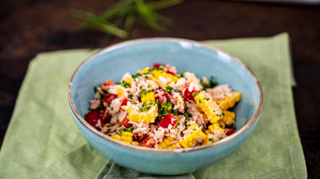 Reissalat mit Kapern, Thunfisch und Paprika mit Tomatensaft