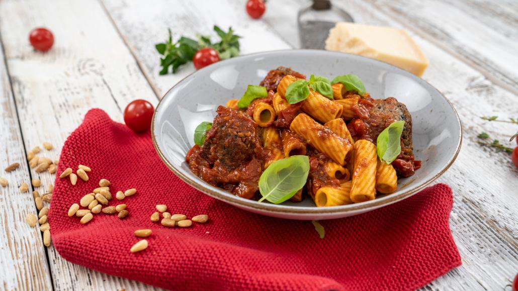 Rigatoni mit Bohnen-Bällchen in Tomatensoße