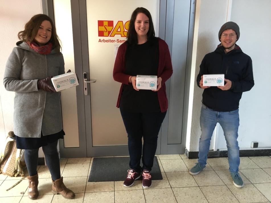 Luisa Düsedau und Klaus Reus übergeben 150 Atemschutzmasken an Julia Gronwald (Bildmitte) vom Arbeiter-Samariter-Bund