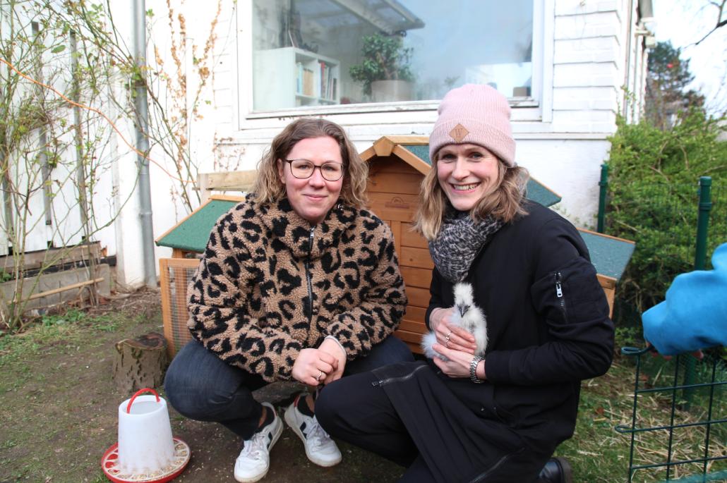 Esther Berlin und Anke Nehter (v. li.) sind seit kurzem glückliche Hühnerbesitzerinnen und beobachten ihre Schützlinge täglich im heimischen Garten