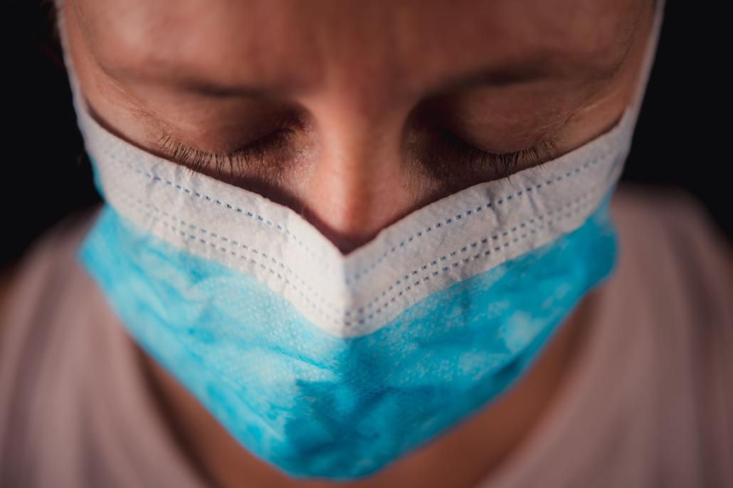 Laut Studie ist der Corona-Virus nicht in der Tränenflüssigkeit nachzuweisen und darüber nicht übertragbar.