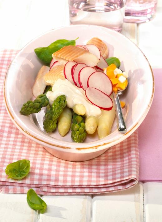 Ein leckeres Rezept, das den Sommer einläutet: Spargelsalat mit Apfelkraut