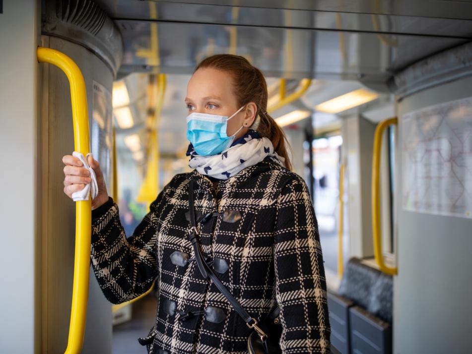 50 Busse der KVG sind mit einem Hygieneschutz ausgestattet. Der Einstieg ist dementsprechend wieder am Busfahrer möglich.