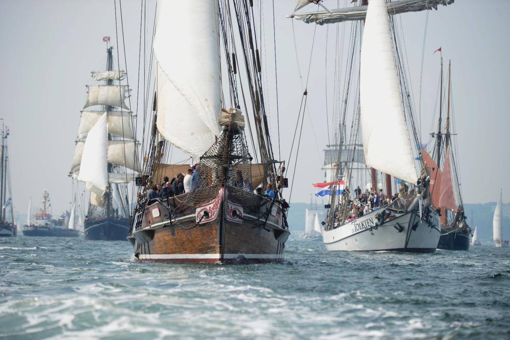 Segelfans können die Regatten mit dem beliebten „Kieler-Woche-TV“ zuhause oder im Freien mit dem nötigen Abstand verfolgen.