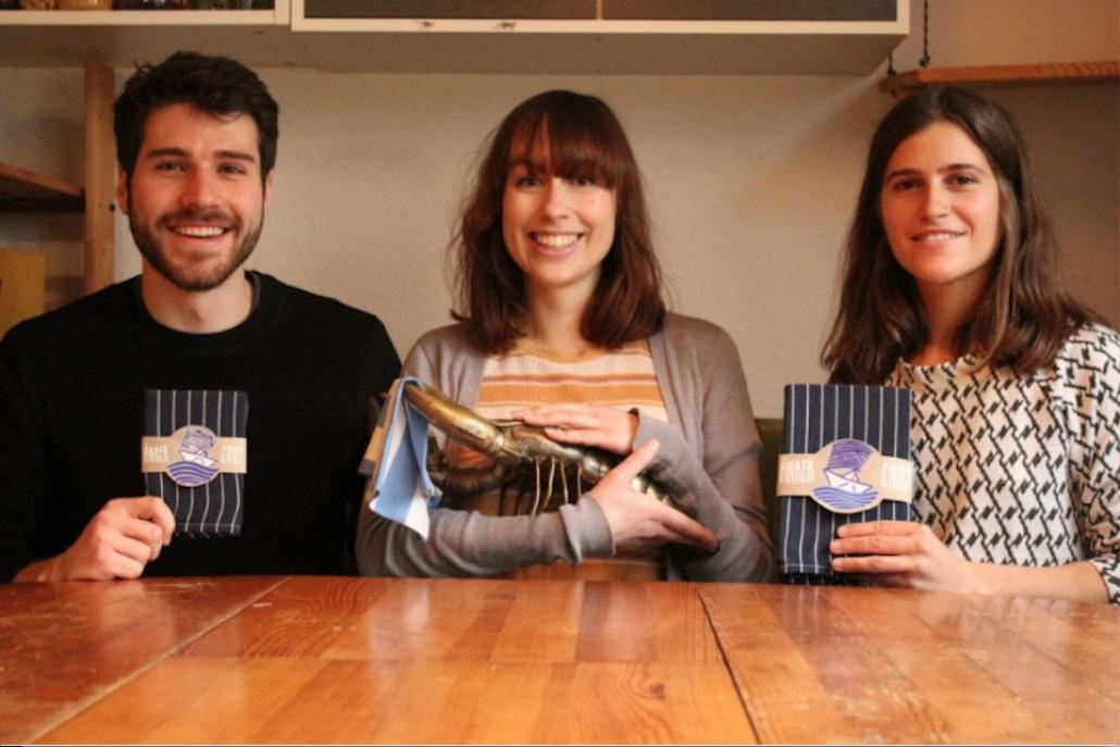 Kolja de Cuveland, Neda Puskarica-Stojanovic und Lisa Brucia (v. Li.) produzieren Taschentücher aus ausrangierter Kleidung