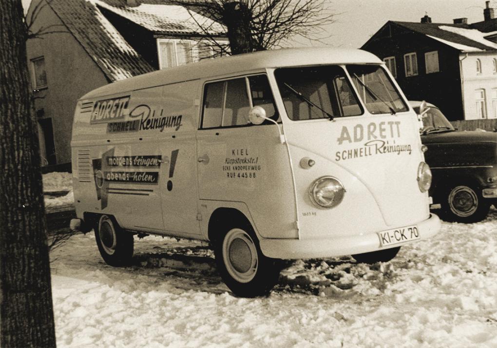 Prachtstück: Mit dem alten VW Bus wurde die Kleidung damals ausgefahren