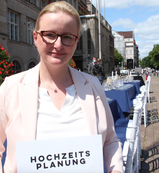 Daniela Friedrichs mobilisierte über Facebook 15 Dienstleister, die finanziell vor dem Nichts stehen und auf dem Rathausplatz für Solidarität und Gleichheit protestierten