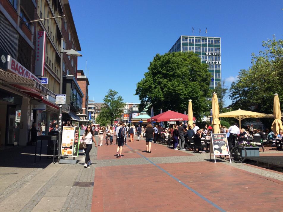 Die Frequenz in der Holstenstraße nimmt auch aufgrund steigender Touristenzahlen wieder zu.