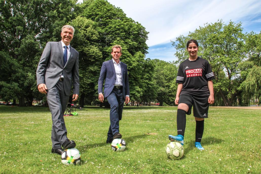 Vorstandsvorsitzender Erk Westermann-Lammers und Oberbürgermeister Ulf Kämpfer (v. li) unterstützen mit dem Spendenfond „Kids in die Clubs“ Nachwuchssportler*innen wie Gizem Kali.