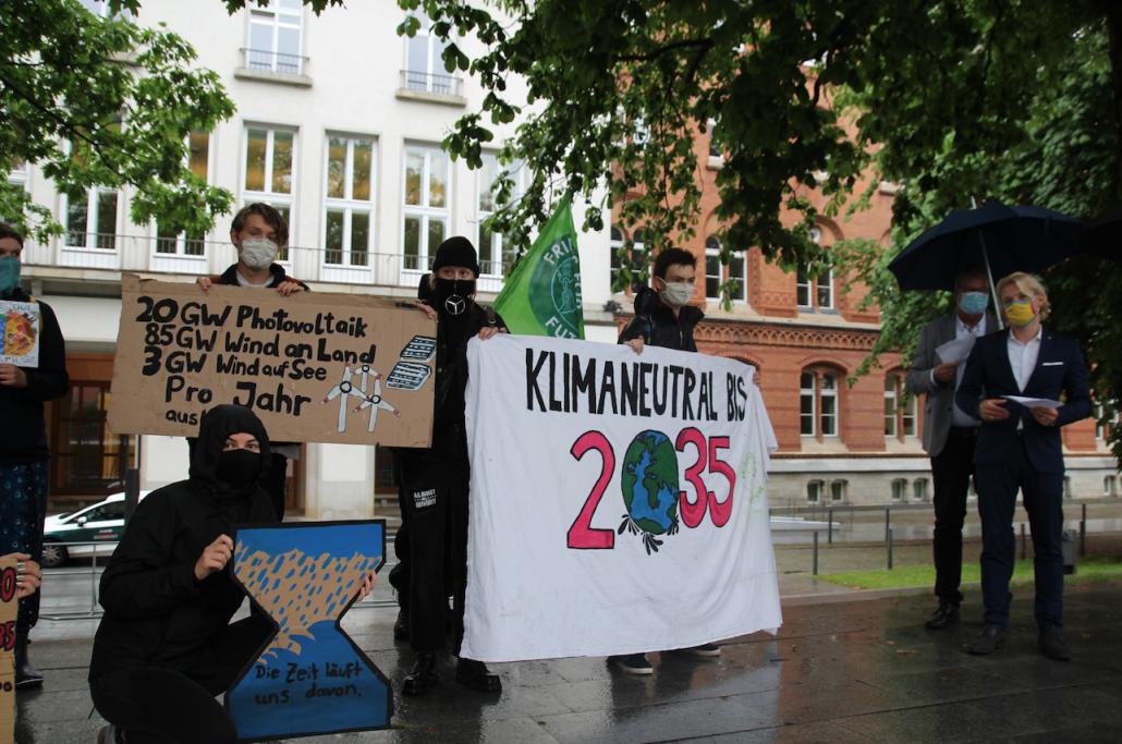 Einige FridayForFuture-Aktivisten trafen sich am Freitagvormittag mit Politikern der Landesregierung, um ihre Forderungen zu übergeben.