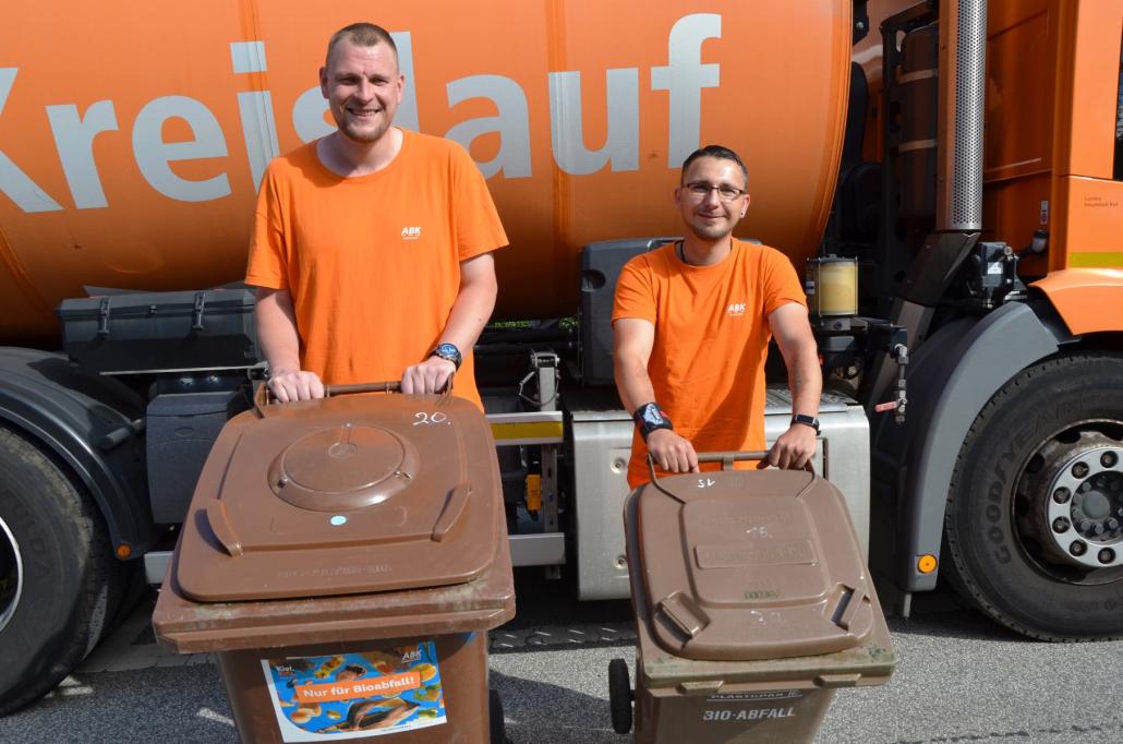 Timo Wieck (links) und Andre Höhmann vom Abfallwirtschaftsbetrieb Kiel (ABK) zeigen Bioabfallbehälter mit Filter (links) und ohne Filter.