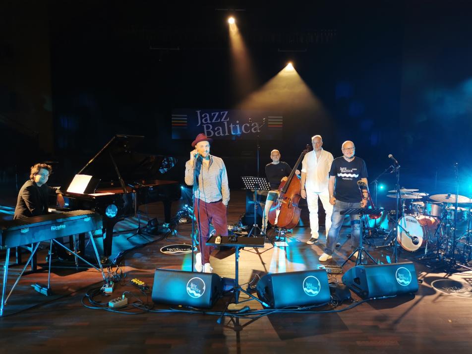 Max Matzke (Bildmitte) trat mit seiner Band bei der JazzBaltica auf.
