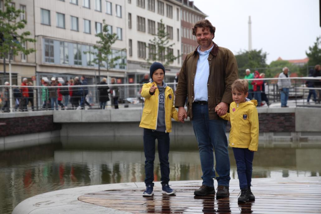 Carsten Rohwer und seine beiden Söhne Moritz (l.) und Oscar (r.) sind begeistert vom Bau des neuen Kiel-Kanals.
