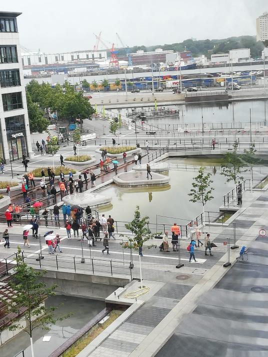 Mit der Öffnung der Kleinen Kiel-Kanals kamen viele interessierte Passanten zum Staunen