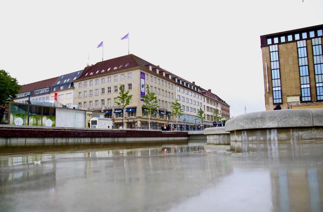 Da kommt Wasser ins Spiel: das erste Teilstück des Kleinen Kiel-Kanals ist für Fußgänger freigegeben.