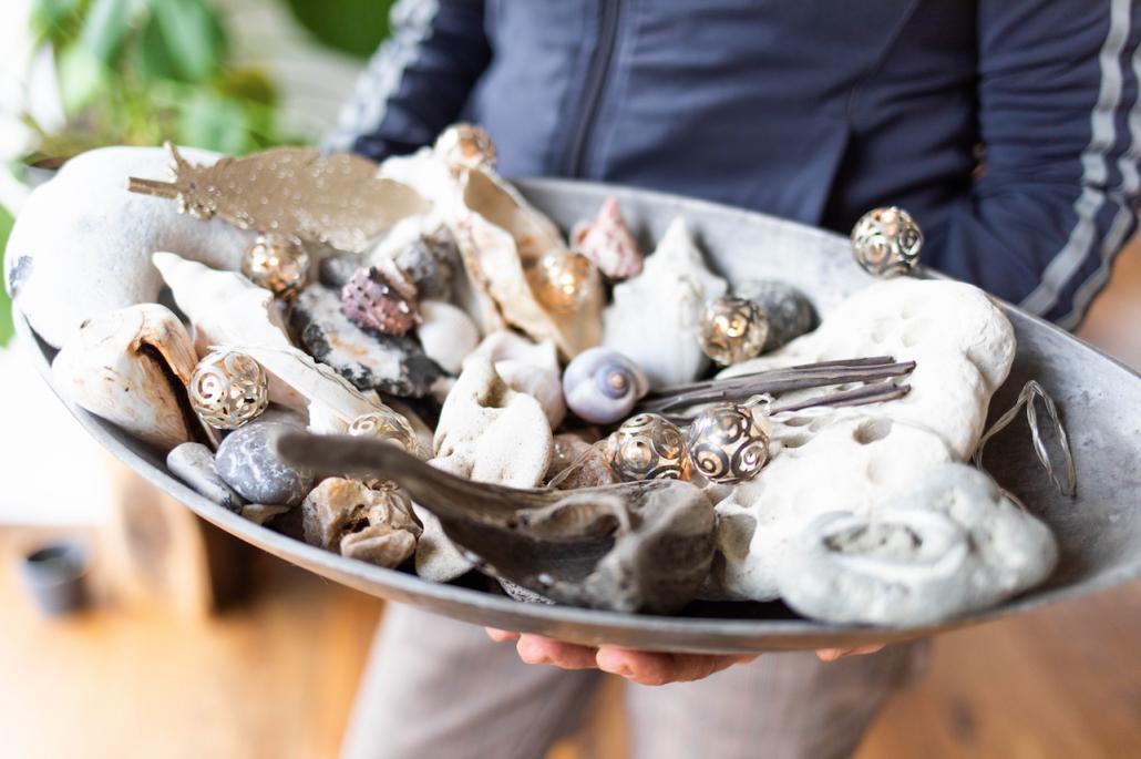 Auf Strandspaziergängen sammelt Medi gern Muscheln und Treibholz