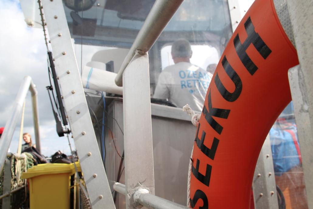 Auf der SeeKuh haben Forschungstaucher, Umweltaktivisten der OEOO und Unterstütz*innen der Kieler Kosmetikfirma Oceanwell reichlich platz