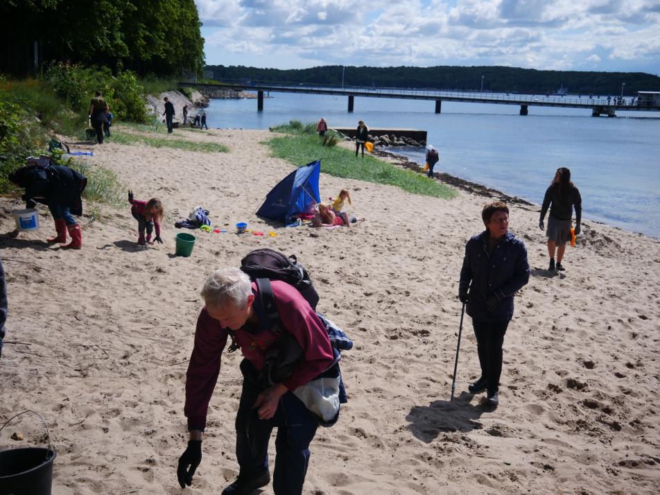 Viele Helfer*innen suchten den Strand nach Müll ab