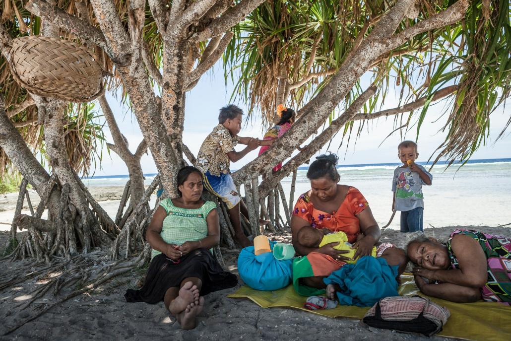 Bewohner*innen aus Kiribati. Das Foto ist Teil der Ausstellung "Tropic Ice". Die Open Air Ausstellung im Anscharpark ist Teil des Ocean Summit Programmes.