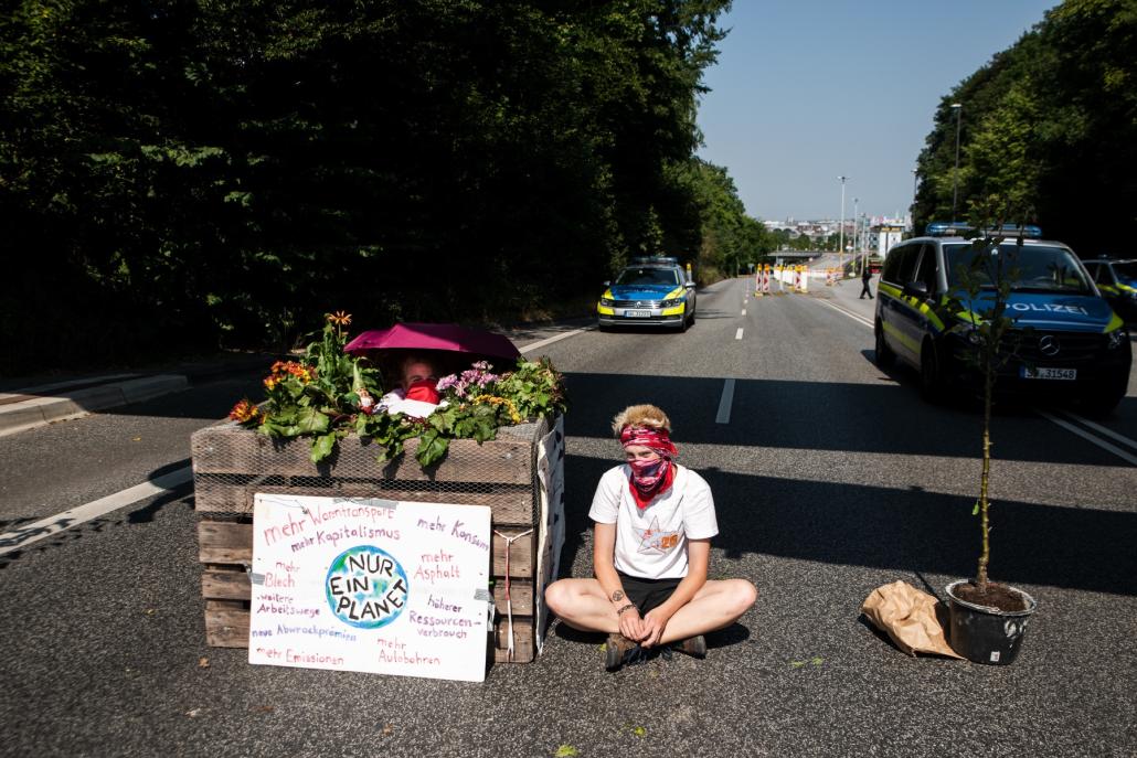 Auf der B404 verschanzte sich einige der Aktivist*innen in Hochbeeten, um gegen den Ausbau der Südspange und für den Erhalt der Kleingärten zu demonstrieren.