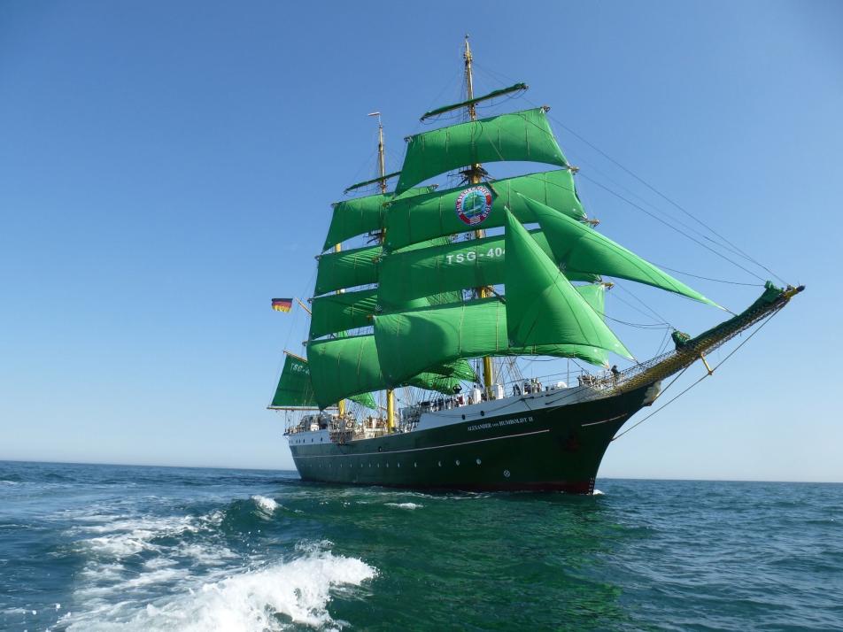 Die Alexander von Humboldt II führt die Windjammerparade an