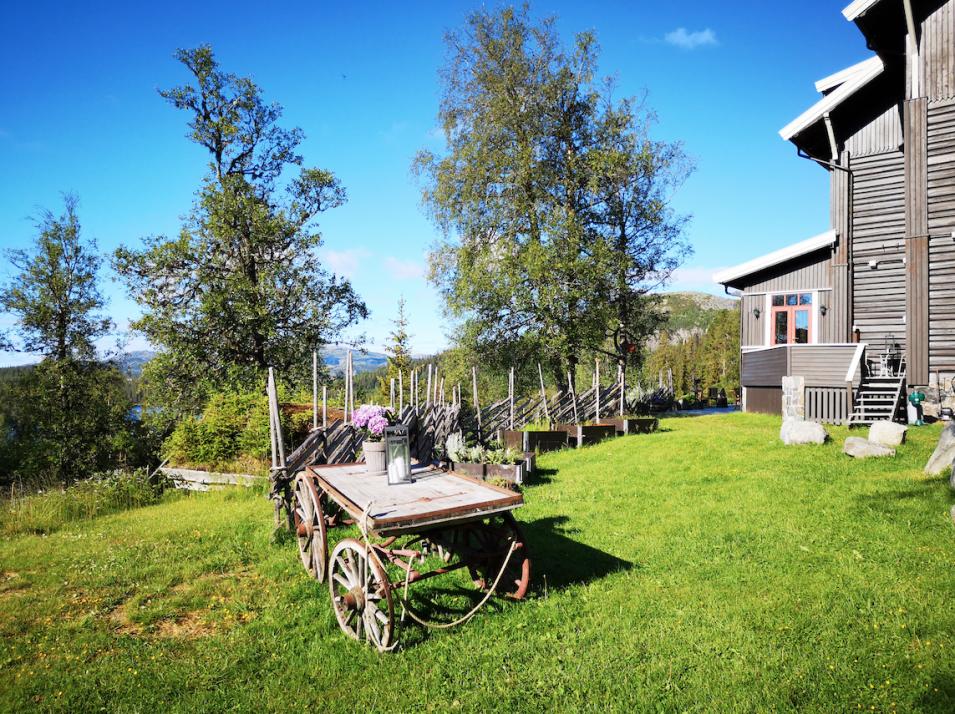 Hoch oben, auf rund 850 Metern Höhe, liegt das Høyfjellshotel mit ange-
gliederter Brauerei, in der Carl allein mehrere tausend Liter Bier braut