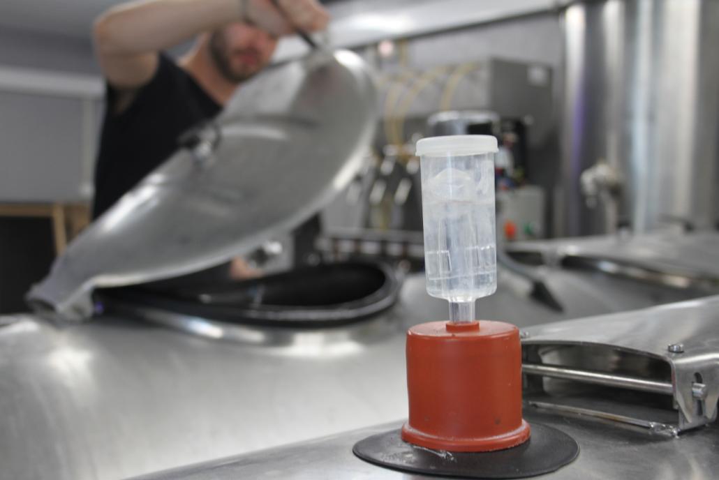 Vertrauen ist gut, Kontrolle des Bottich, in dem das Bier gärt, muss allerdings sein